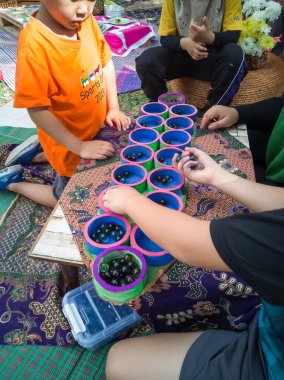 Selangor, Malezya - 8 Aralık 2019: Bangi 'deki Taman Tasik Cempaka' da düzenlenen Majlis Perbandaran Kajang etkinliğinde geri dönüşümlü eşyalarla kongkak oynayan insanlar. Çevreye önem vermek.