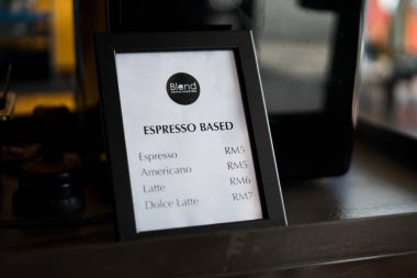 Bangi, Malezya - 6 Ekim 2019: Karışık kahve kızartma makinelerinde kahve menüsü.