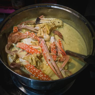 Hindistan cevizi sütü ve zerdeçal ile pişirilmiş 'Masak Lemak Cili Api' adlı yerel Malezya yemeği.