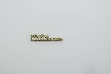 Mutlu Noeller, beyaz arka planda altın zarlarla yazılıyor..