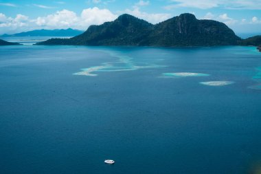 Ada Semporna 'nın tepesinden Bohey Dulang' ın panoramik manzarası, Sabah.