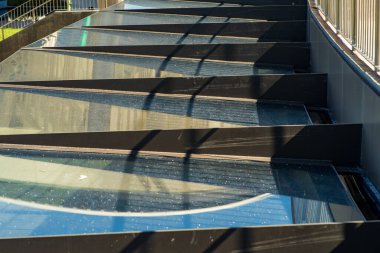 Yüksek teknolojili cam çatı. İnşaat alanındaki cam çatının dış yapısı.