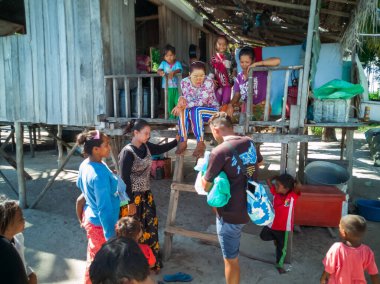 Semporna, Malezya - 26 Kasım 2019: Bajau Laut halkı Sibuan adasındaki köylerinde, Semporna.