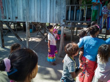 Semporna, Malezya - 26 Kasım 2019: Bajau Laut halkı Sibuan adasındaki köylerinde, Semporna.
