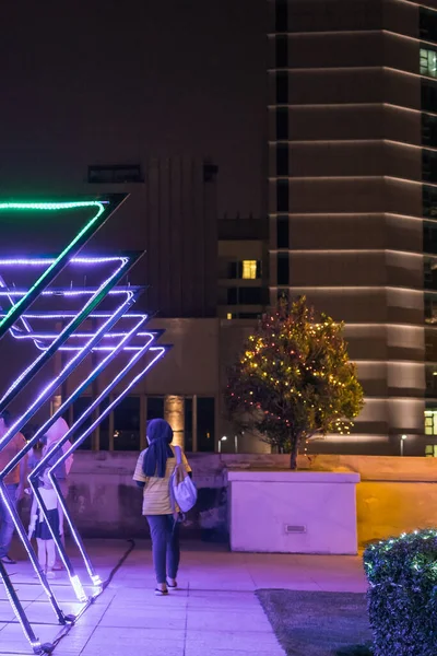Malezya Daki Neon Işıklarının Yakınındaki Kasabada Insanlar Dolanıyor — Stok fotoğraf