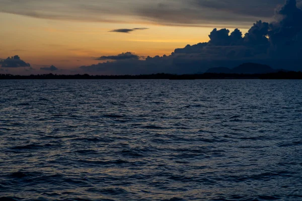 Pôr Sol Fundo Raio Sol Mar Aberto Com Belas Nuvens — Fotografia de Stock