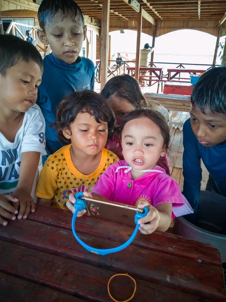 Semporna Malesia Novembre 2019 Bambini Guardano Video Insieme Nel Telefono — Foto Stock
