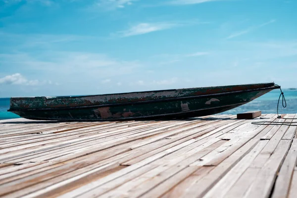 Velho Barco Madeira Sentado Cais Com Vista Para Belo Mar — Fotografia de Stock