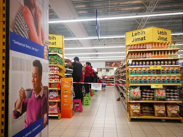 マレーシアのセランゴール州 2019年12月12日 Tesco Bandar Puteri Bangiで株式会計を行うスタッフ — ストック写真