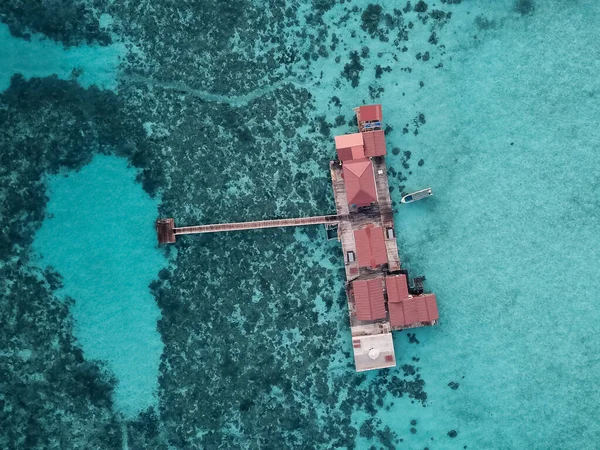Semporna, Sabah, Malezya 'daki Bum Bum Adası' ndaki su dağ evi manzaralı..