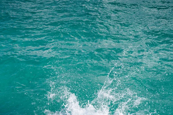 Enorme Spruzzi Acqua Nel Mare Persone Che Cadono Acqua Immagine — Foto Stock