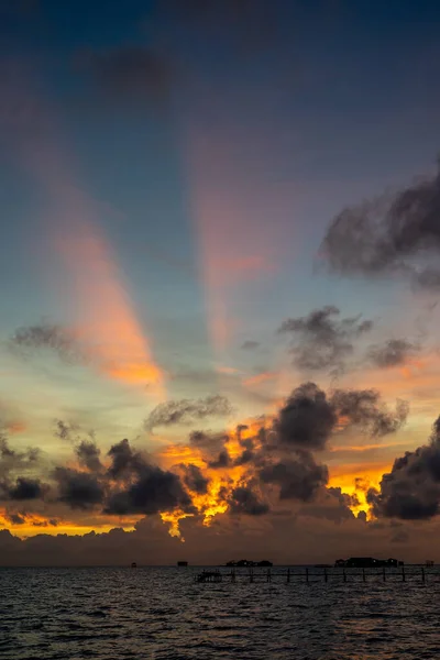 Tramonto Raggio Sole Sul Mare Aperto Con Belle Nuvole — Foto Stock