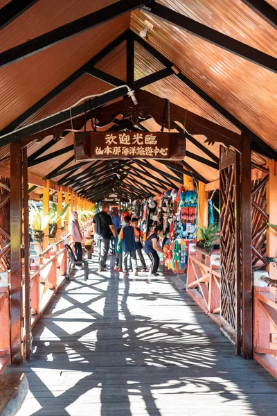 Semporna, Malezya - 28 Kasım 2019: Yerel halk ejderha hanı yakınlarındaki turistlere mal satıyor..