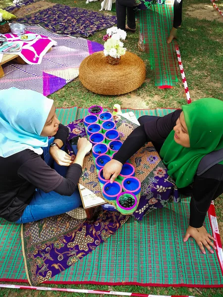 Selangor Malaysia Dec 2019 People Playing Congkak Made Recycled Items — Stock Photo, Image