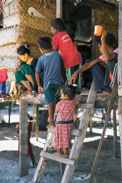 Sibuan, Malezya - 26 Kasım 2019: Bajau Laut halkı Sibuan adasındaki köylerinde, ASemporna. Adadaki köylerde yaşıyorlar..