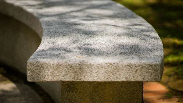 Parktaki boş taş bankın kapağını kapat.