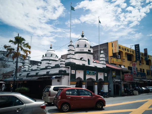 Penang, Malezya - Eylül 2019; Nagore Durgha Şerif Müslüman Tapınağı Chulia Caddesi 'nde güneşli bir günde.