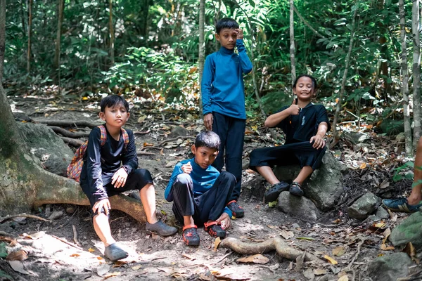 Semporna, Malezya - 26 Kasım 2019: Yeşil ormandaki çocuklar, orman yürüyüşü. Çocuk tatili ve Bohey Dulang Adası 'na seyahat kavramı.