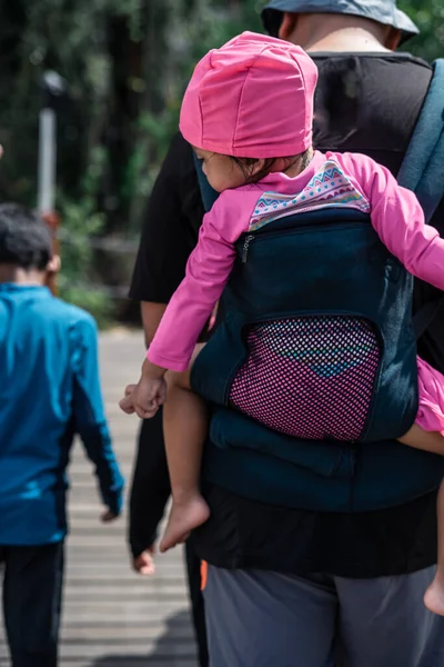 Homem Com Bebê Uma Funda Nas Costas Andando Com Crianças — Fotografia de Stock