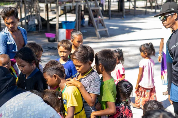 Sibuan, Malezya - 26 Kasım 2019: Bajau Laut halkı Sibuan adasındaki köylerinde, ASemporna. Adadaki köylerde yaşıyorlar..
