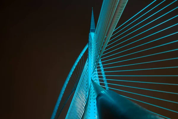 Putrajaya, Malezya 'daki modern köprü mimarisinin farklı renklerde gece görüşü.