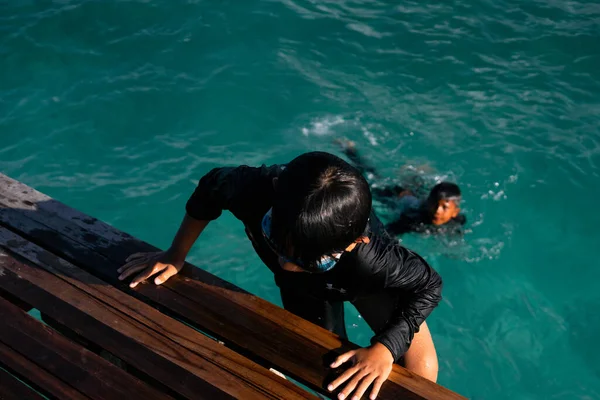 センポルナ マレーシア 11月26 2019 子供たちは楽しいためにクリスタルクリアブルーの海に飛び込んだ後 桟橋にはしごを登る — ストック写真