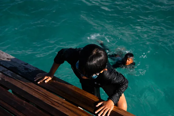 Semporna Malasia Noviembre 2019 Los Niños Suben Por Escalera Muelle — Foto de Stock