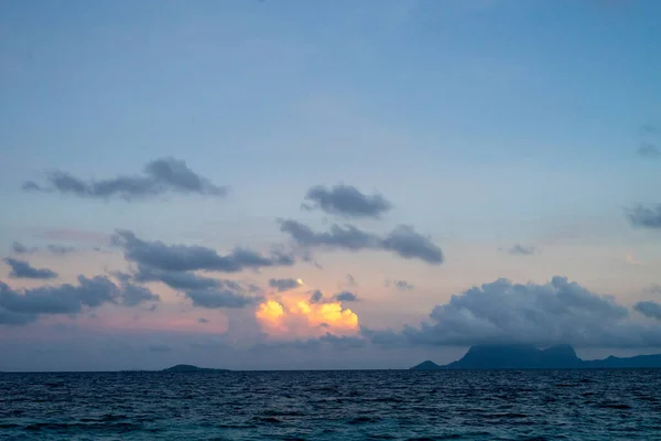 Фон Заходу Сонця Промінь Сонця Відкритому Морі Красивими Хмарами — стокове фото