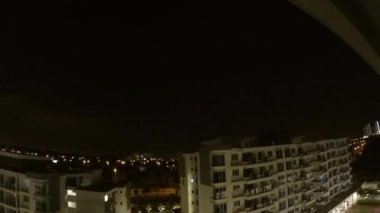 Bangi, Malezya - 27 Nisan 2020: Bandar Seri Putra 'da dramatik gökyüzü ile gün doğumu.