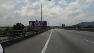 Kuala Lumpur, Malezya - 8 Haziran 2021 Motosikletli POV Putra Mahkota 'ya giriş yapıyor. Aşırı hızlandırılmış
