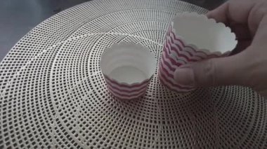 El bilgisayarı. Boş şeritli kağıt bardakları masaya yerleştiriyorum..