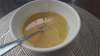 Kavanozdaki kırık yumurtaların sağına doğru dönüyor..