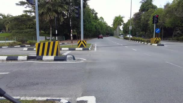 Kuala Lumpur Malezya Haziran 2021 Trafik Lambasında Bekliyor Motosiklet Sürüyor — Stok video