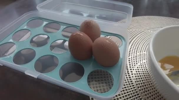 Відкрити Яєчну Коробку Свіжих Сирих Курячих Яєць Повільний Рух — стокове відео