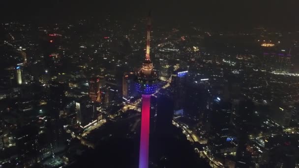 夜のメナーラ クアラルンプールタワーの回転ビュー マレーシアのクアラルンプールダウンタウンの空中ビュー 高層ビル 高層ビル — ストック動画