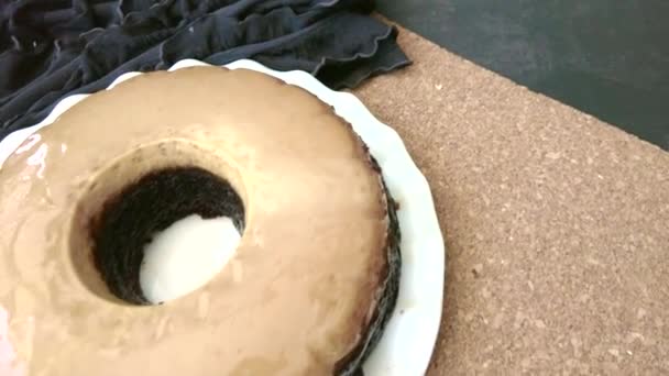 镜子釉中的焦糖咖啡蛋糕 慢动作 高角镜 — 图库视频影像