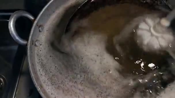 Limpeza Wok Com Uma Panela Escova Limpeza Cozinha Casa Mergulho — Vídeo de Stock