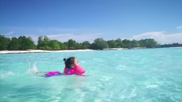 Kleines Kleinkind Schwimmt Fröhlich Türkisgrünen Meerwasser Semporna Sabah Malaysia — Stockvideo