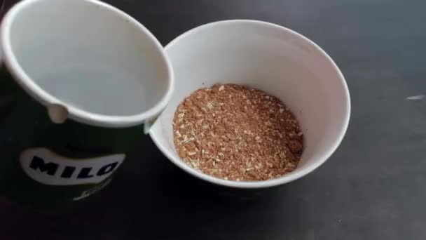 Warm Water Het Milo Nutri Ontbijt Gieten Een Combinatie Van — Stockvideo