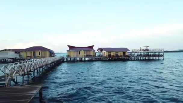 Semporna Malezya Eylül 2019 Egang Dağ Evinin Yeşil Turkuaz Deniz — Stok video
