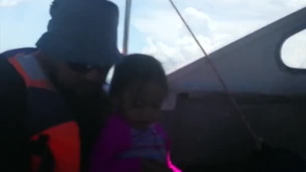 Malezya Turistler Adasına Gidiyor Sürat Teknesiyle Seyahat Ediyorum Asyalı Aile — Stok video