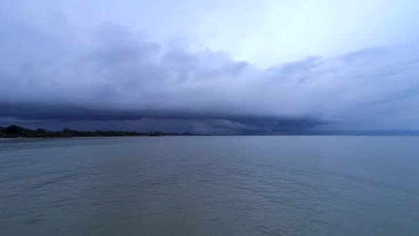 嵐の雲と海の上の雨のタイムラプス動画を渡す暗い嵐の雲タイムラプス — ストック動画
