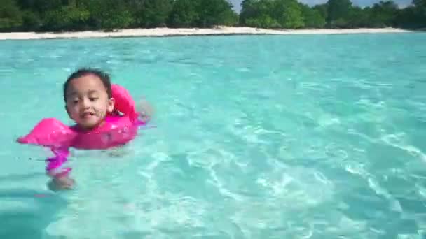 Piccolo Bambino Che Nuota Allegramente Nell Acqua Mare Verde Turchese — Video Stock