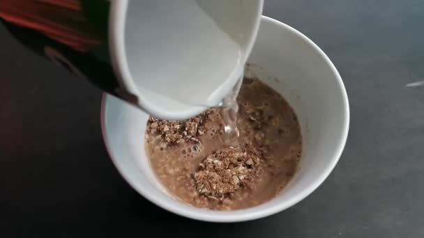Milo Nutri Ontbijt Maken Warm Water Droge Ingrediënten Gieten — Stockvideo