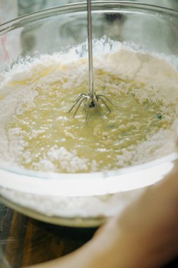 Pandan Green 'i karıştırmak ya da kek, kek ya da krep için hamur..