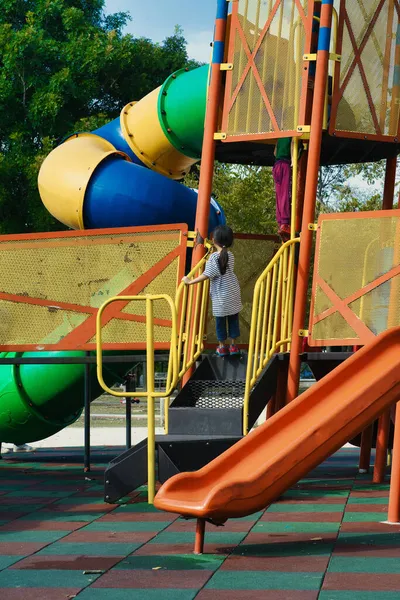 Menina Brincando Playground — Fotografia de Stock