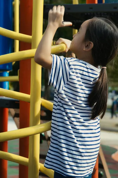 Κοριτσάκι Που Παίζει Στην Παιδική Χαρά — Φωτογραφία Αρχείου