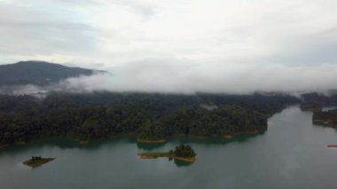 Kenyir Gölü, Malezya 'da yavaş hareket eden sabah sislerinin hava görüntüsü.