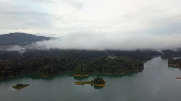 Vista Aérea Nieblas Matutinas Movimiento Lento Lago Kenyir Malasia — Vídeos de Stock