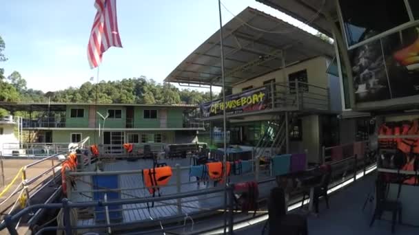 Kenyir Μαλαισια Ιουνιου 2020 Τουρίστες Περιμένουν Μεταγωγικό Πλοίο Που Πηγαίνει — Αρχείο Βίντεο